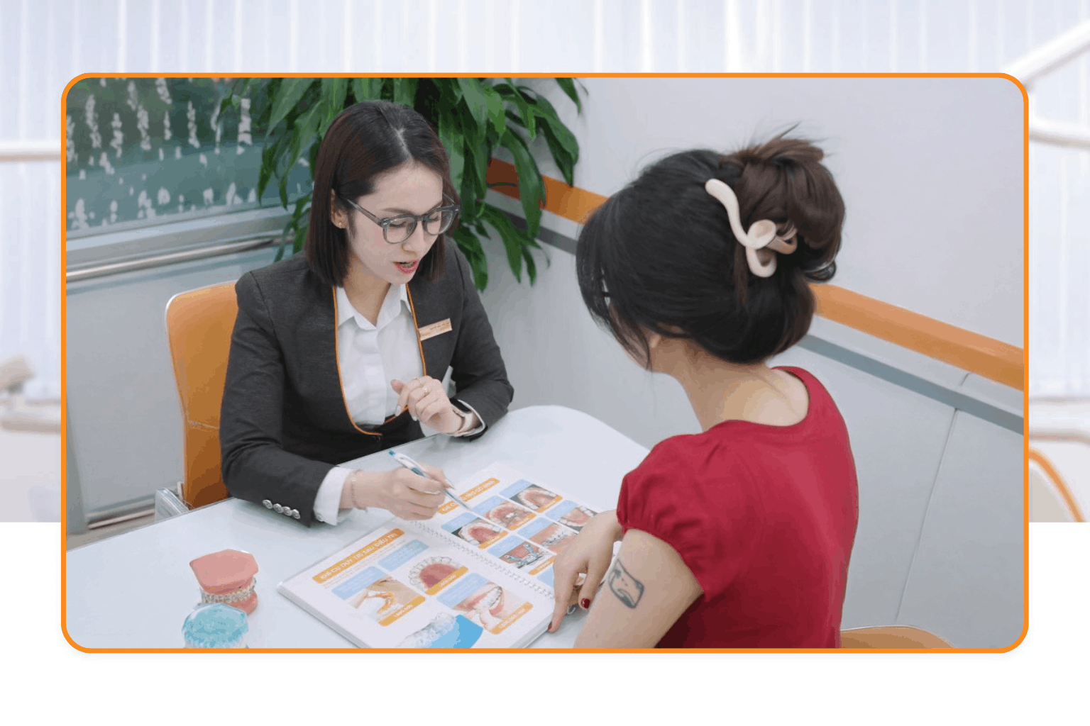 Trợ lý Bác sĩ tư vấn gói niềng răng cho Khách hàng